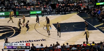 积极收获回报！里夫斯跟防大帽巴雷特 顺势拼下篮板球