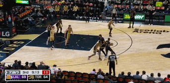 起势！浓眉篮下单臂补扣 詹姆斯突分八村塁双手再次暴扣~