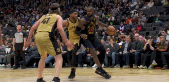 发力！詹姆斯连续打进2个and one