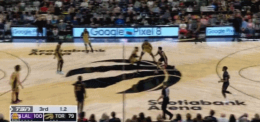 克里斯蒂中圈命中第三节末压哨打板三分 可惜超时