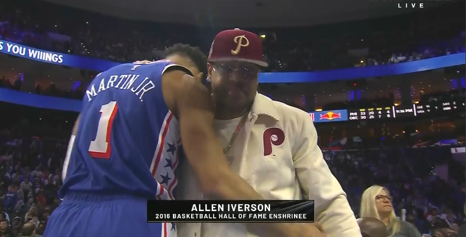 费城宠儿！艾弗森观战76人VS雷霆 现场依旧掌声雷动
