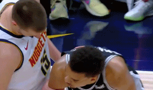 给俩人打乐了文班大帽约基奇+变向突破上篮 后者快攻飞扣回应