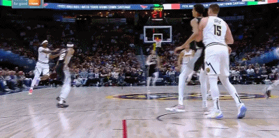 瘦弱可怜又无助文班被约基奇一顿对抗倒地 戈登轻松空接得手