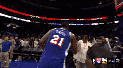 大大的Respect！恩比德赛后与名宿艾弗森互相拥抱致意！