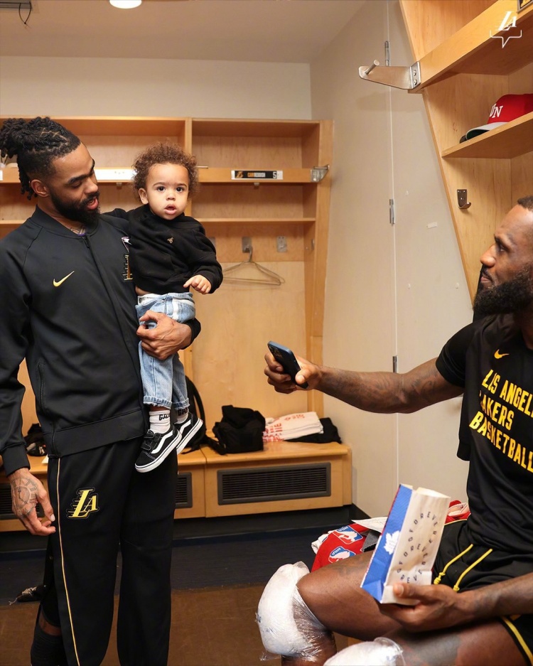 来 叫詹叔叔 ！拉塞尔赛后抱儿子与詹姆斯互动