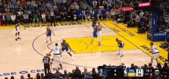 玩呢？东契奇脑后传球传歪 欧文接球出现走步