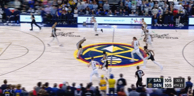 这是真怕了！布劳恩快攻几乎空篮 看到文班逼近没敢上