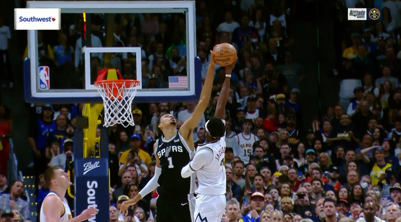 文班血腥按帽雷吉 已经23分14板8助9帽了！！！