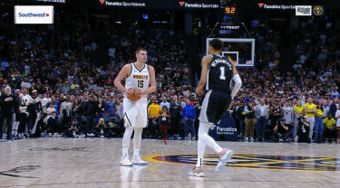 太贼了！约基奇看文班要犯规马上出手 但裁判马上表示不算投篮规