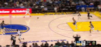 加福德篮下轻松暴扣 独行侠一波21-2落后两位数直接反超！