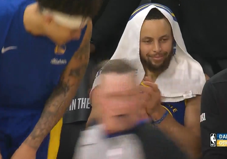 保罗中投再中 场下库里很开心边微笑边鼓掌