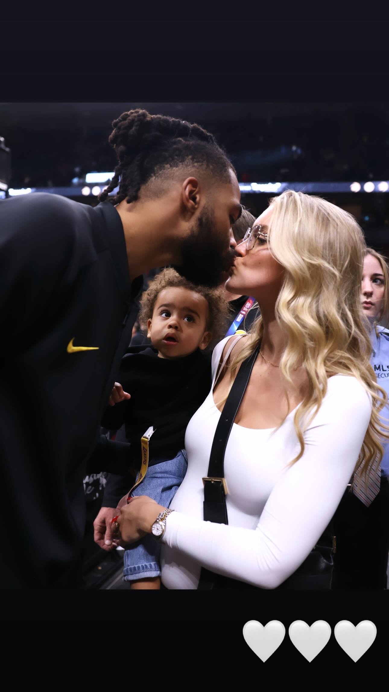 拉塞尔与女友当众亲亲秀恩爱 儿子在旁瞪大了眼睛