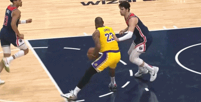 詹姆斯转身肘到阿夫迪亚脑袋 从进攻犯规升级一级恶意犯规