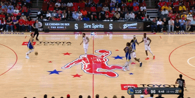 有些熟悉！火箭中线位置两人包夹库里 送追梦上空篮！