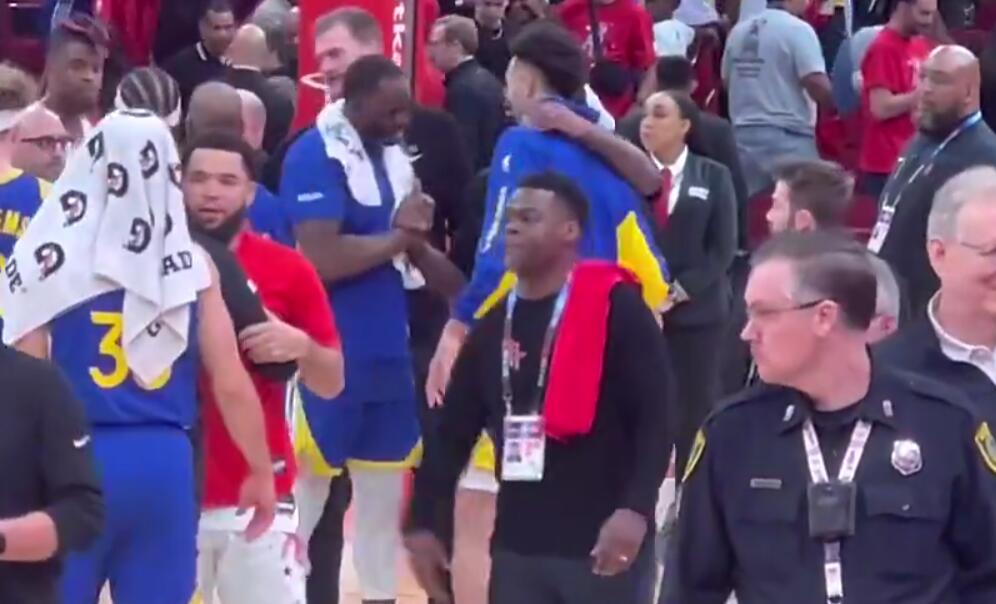 伊森身穿“勇士来啊”T恤赛后还和追梦聊两句 双方笑得很开心