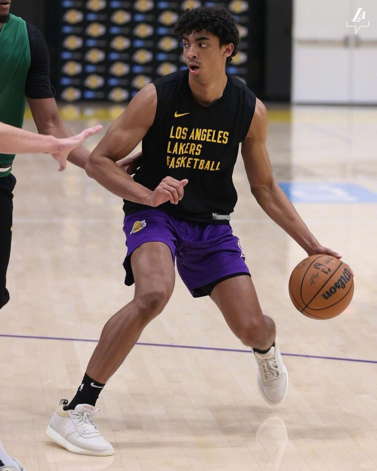 近9战8胜&士气正盛！湖人训练照：全员面带笑容 詹姆斯光膀子暴扣