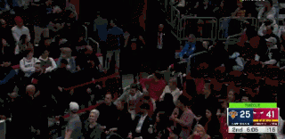 怎么回事？科比-怀特过掩护对抗后突然回更衣室