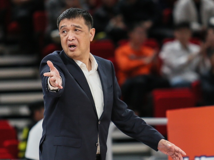 闵鹿蕾：常规赛的艰难只有我们知道 季后赛要拼防守和篮板球