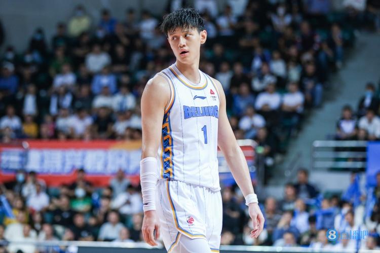 8中7砍17分8板！曾凡博：胡明轩曾发消息鼓励我 不想辜负球迷期望