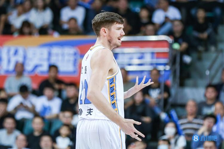 新京报：基恩为何整场枯坐板凳？乔里欧解释说他信任布克