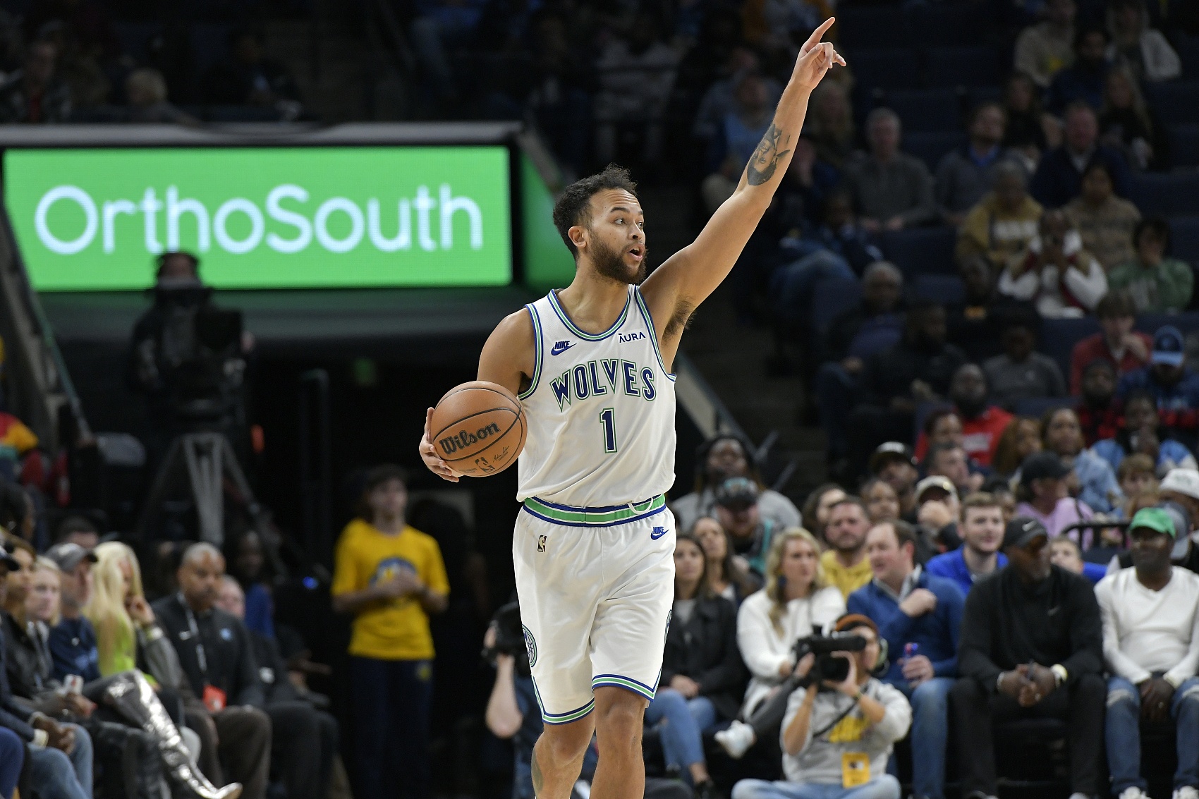 太有用了！李凯尔半场3分7助攻1盖帽0失误 正负值+20！