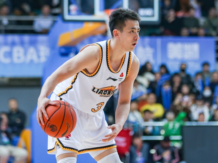 赵继伟：脚伤没有大碍 我们一度很被动但还是临危不乱拿下了比赛