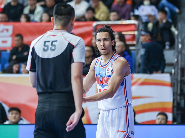 三外援征战季后赛？新疆取消了外援特莱斯的注册