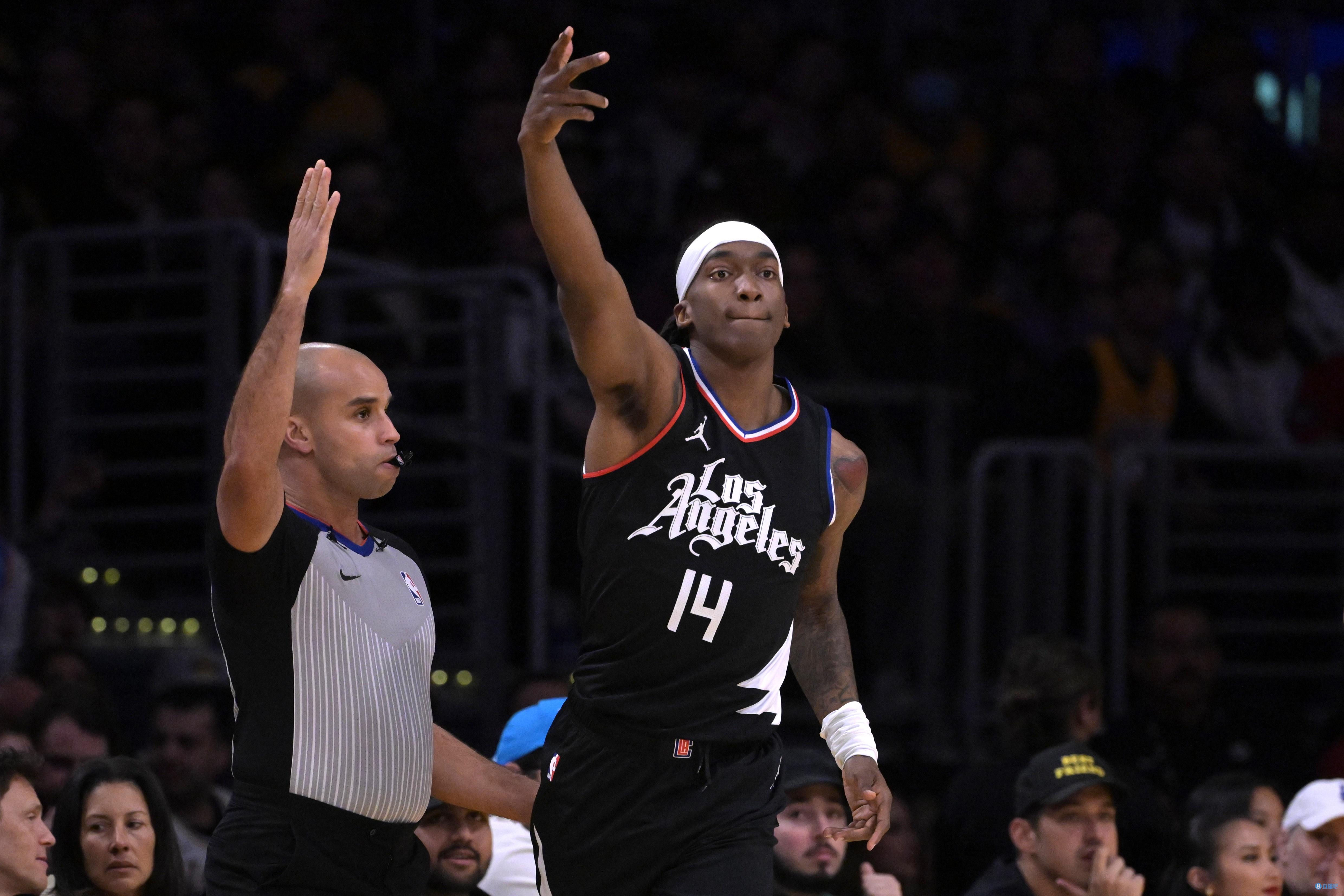 效率很高！曼恩12中7拿到20分4助2断1帽 正负值+10