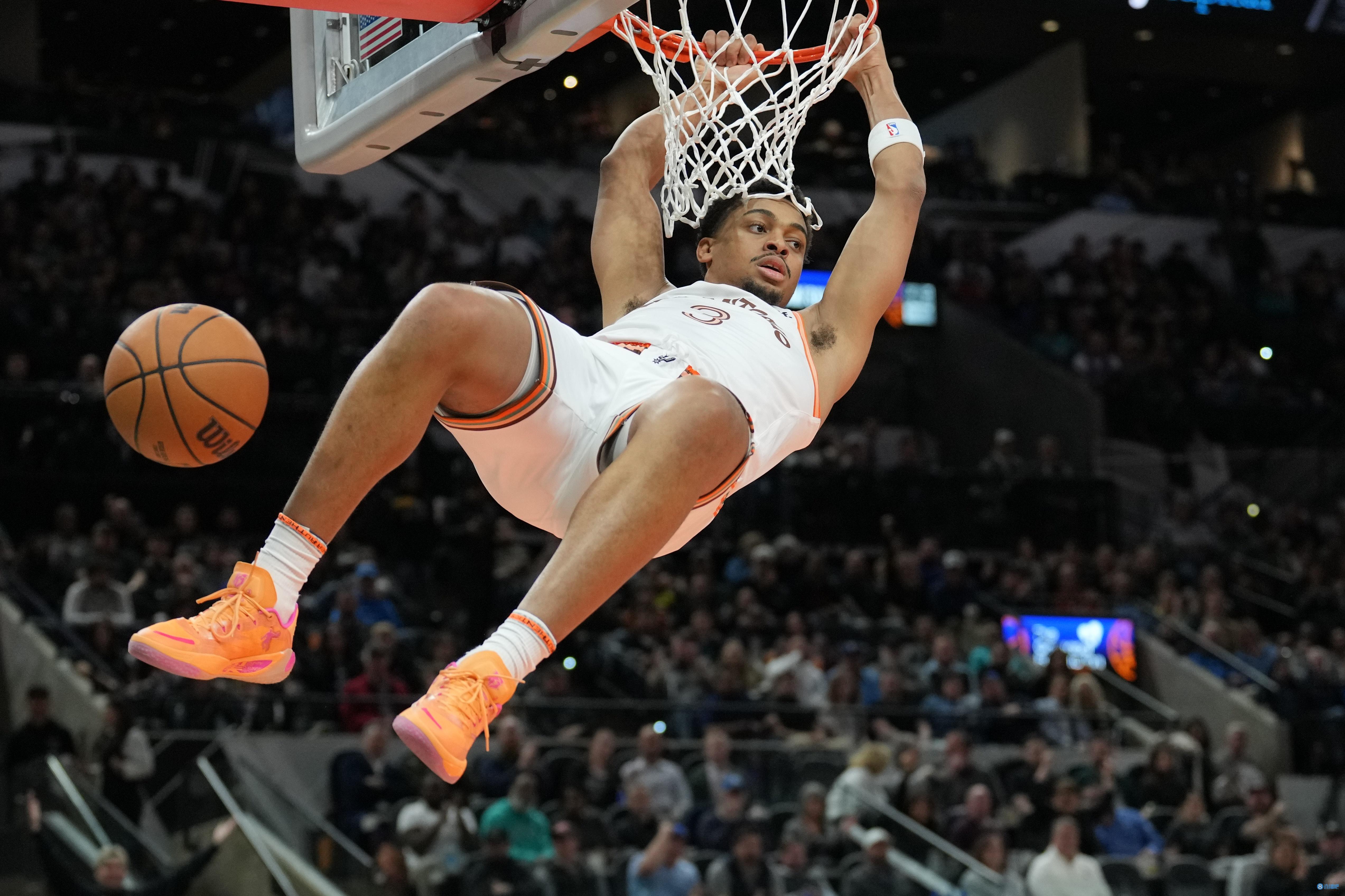 替补火力！凯尔登-约翰逊12中8得24分5板 正负值+14全队最高