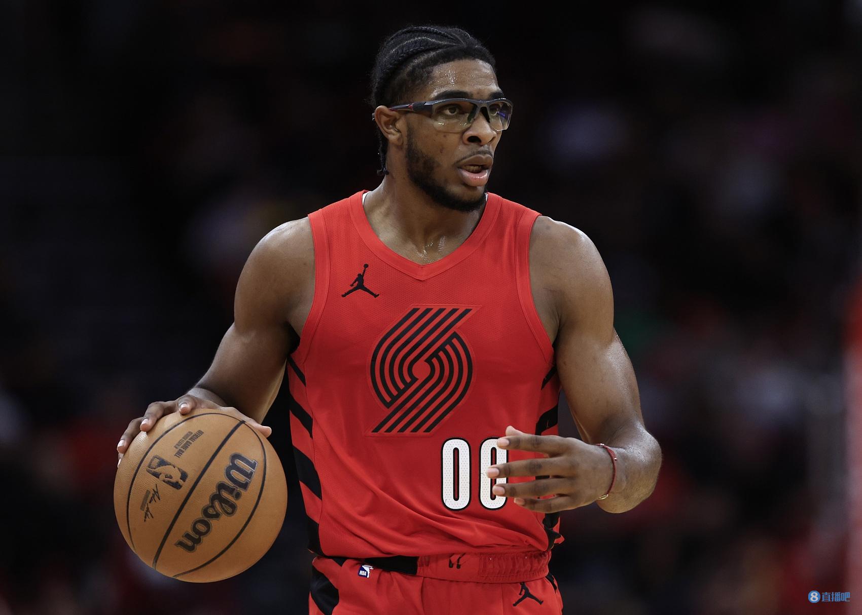 可真是个铁匠！探花亨德森半场10投仅2中拿到4分3板2助