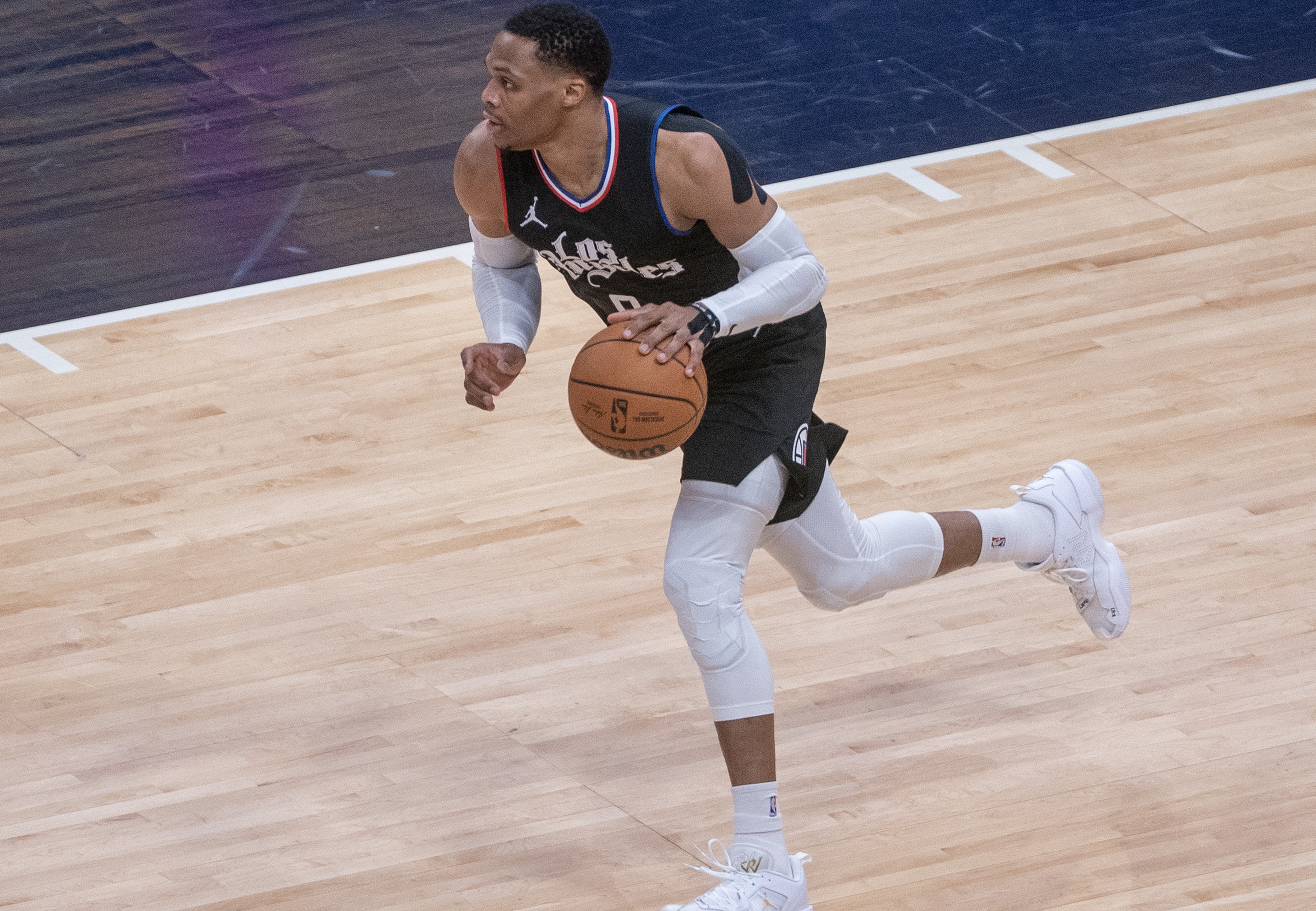 威少谈快船现状：不要指责别人 我们每个人都得去审视自己