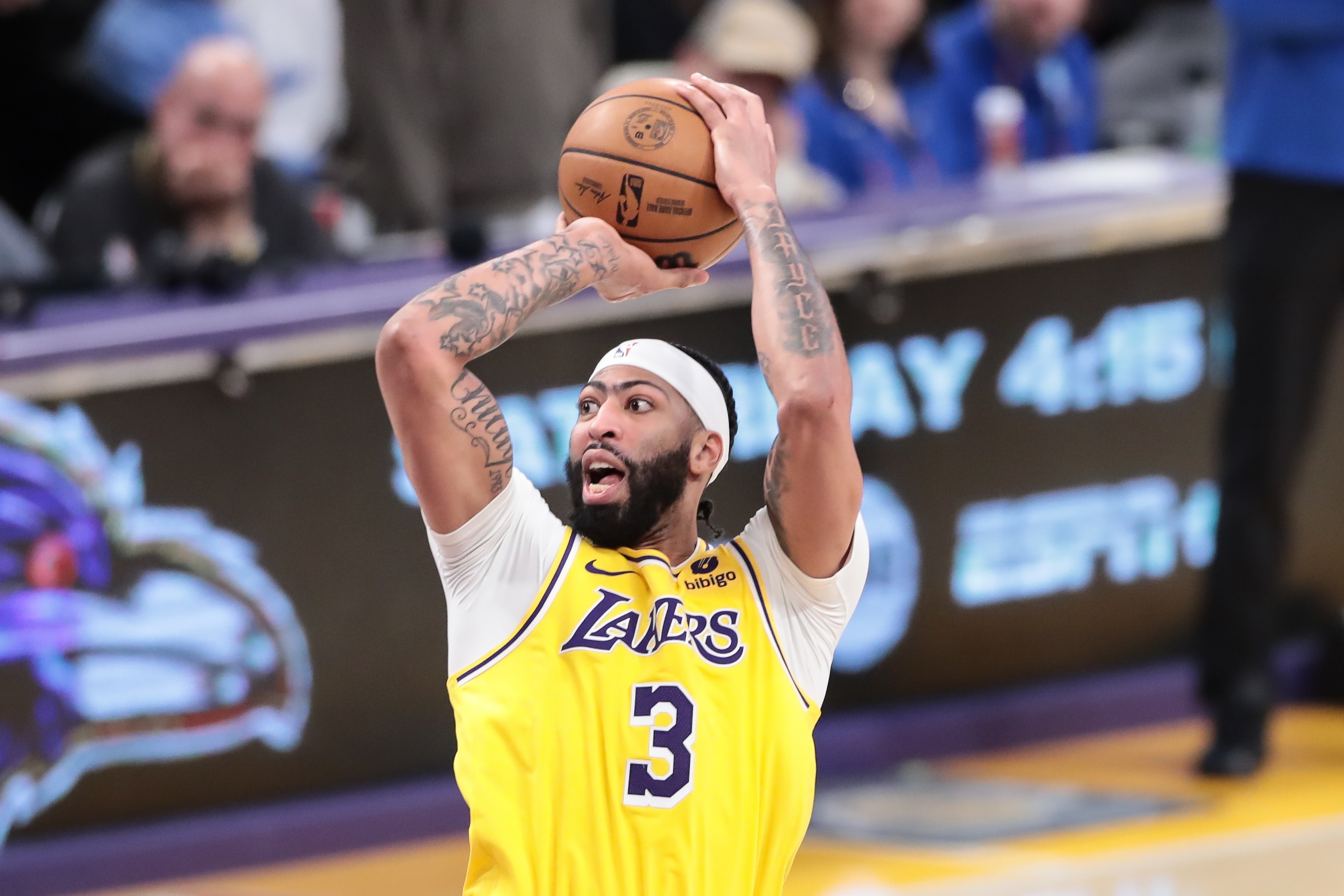 浓眉本赛季总出场时间目前为2438分钟 排名联盟第5！