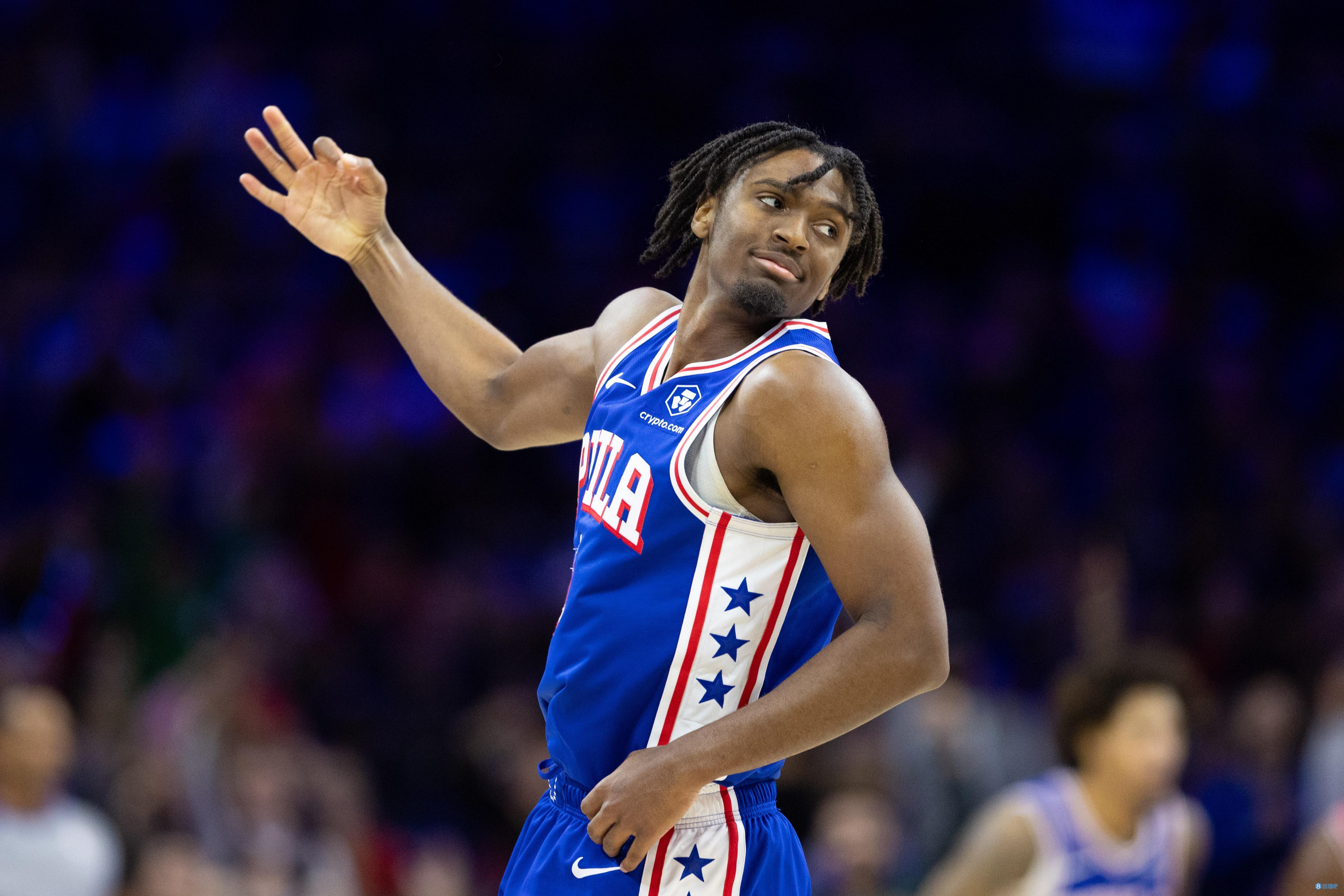 状态火热！马克西首节9中6砍下17分3篮板