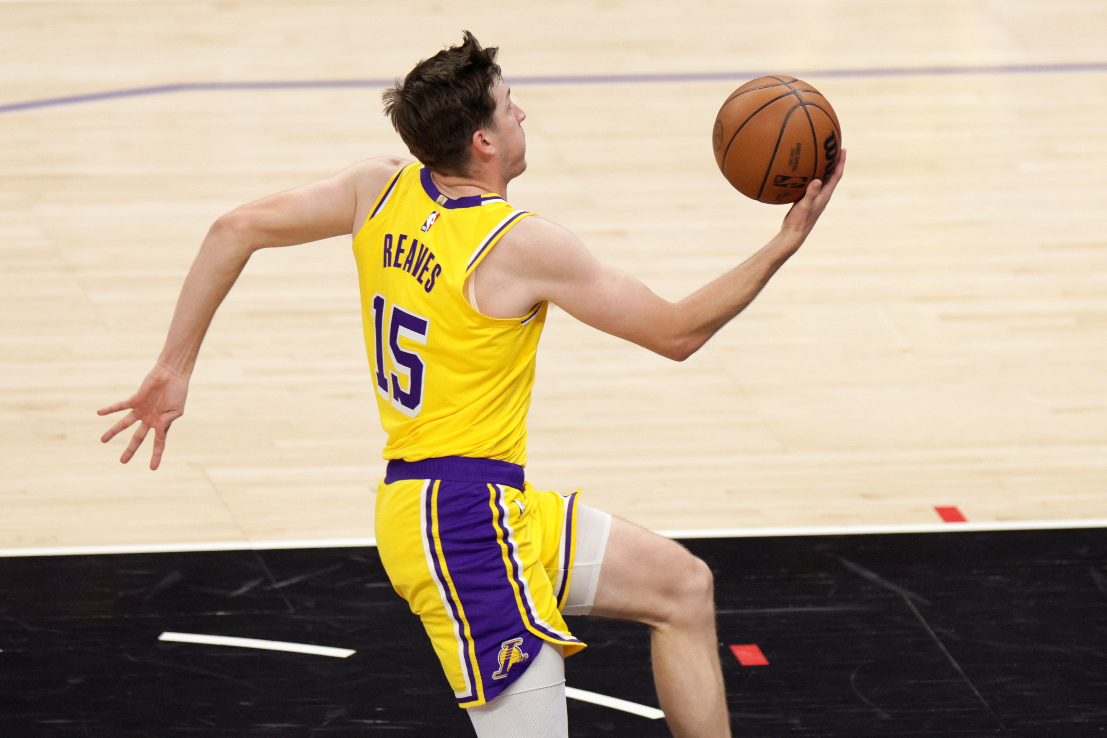 外线不准！里夫斯16中7得到16分13板6助1断 三分7中1