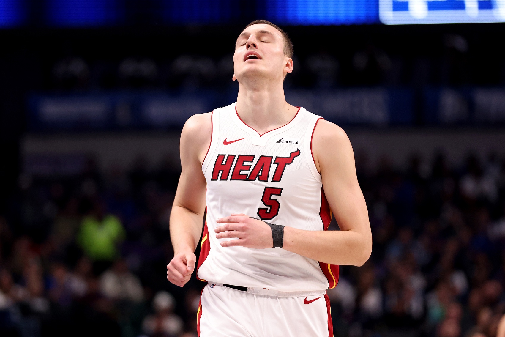 热火官方：约维奇右膝挫伤 本场不会回归