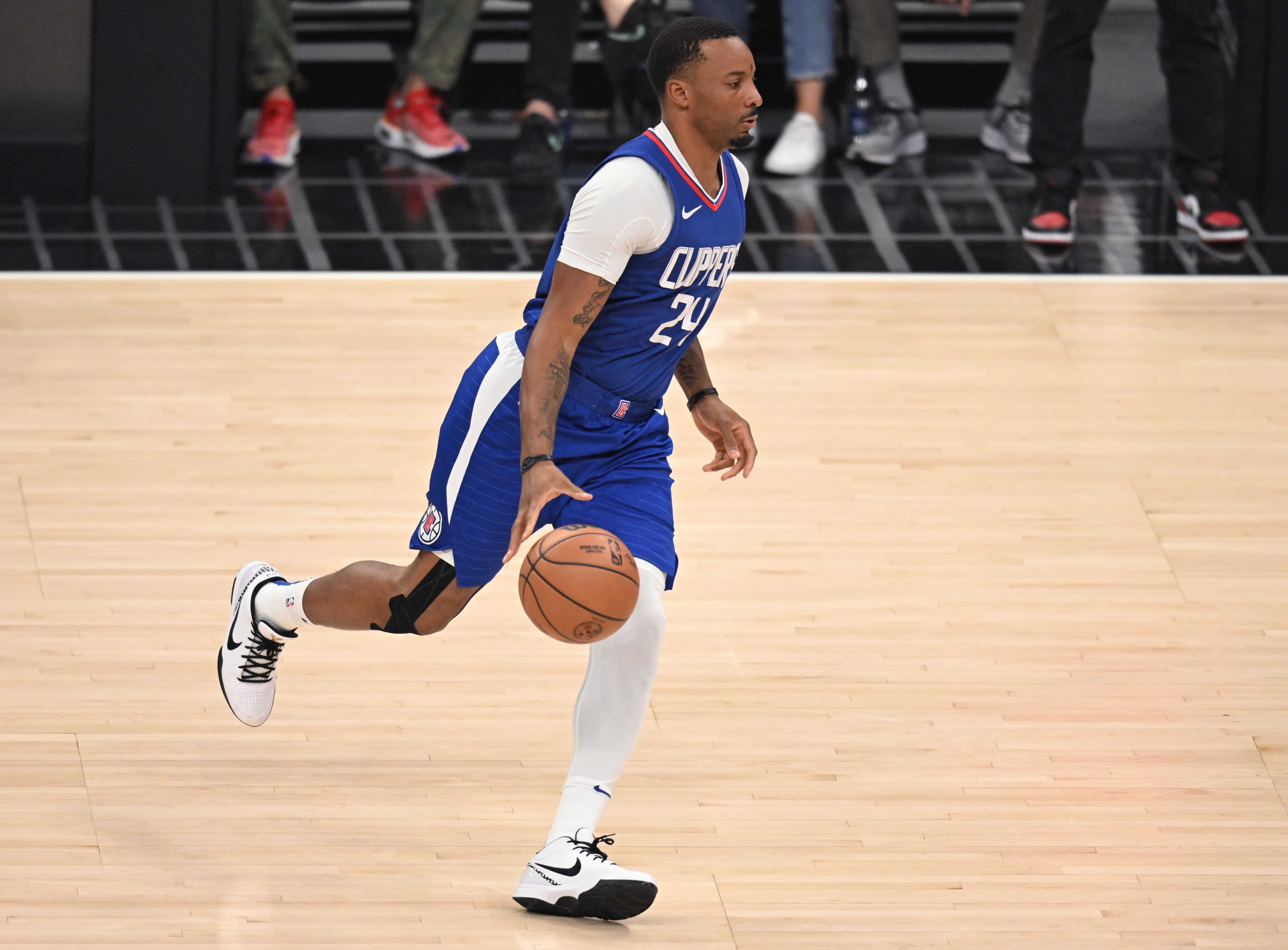 又挺身而出！鲍威尔半场5中3拿到并列最高14分 三分2中2