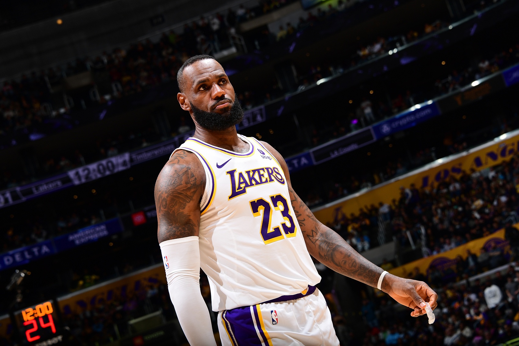 詹姆斯：面对胜率低于五成的球队仍要全力以赴 不能掉以轻心