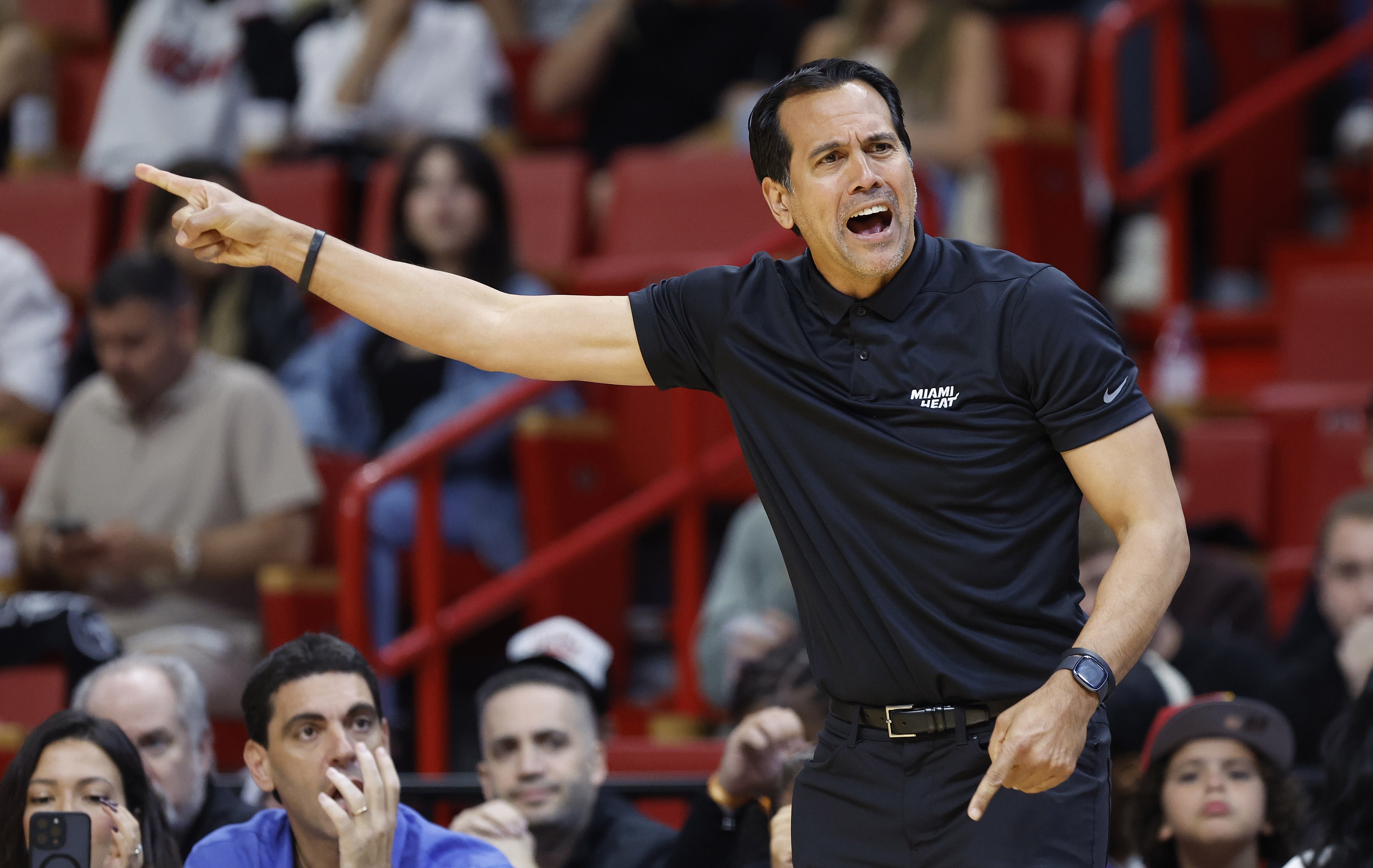 詹姆斯：斯波找橄榄球教练学习战术 他带我们走出总决赛失利阴影