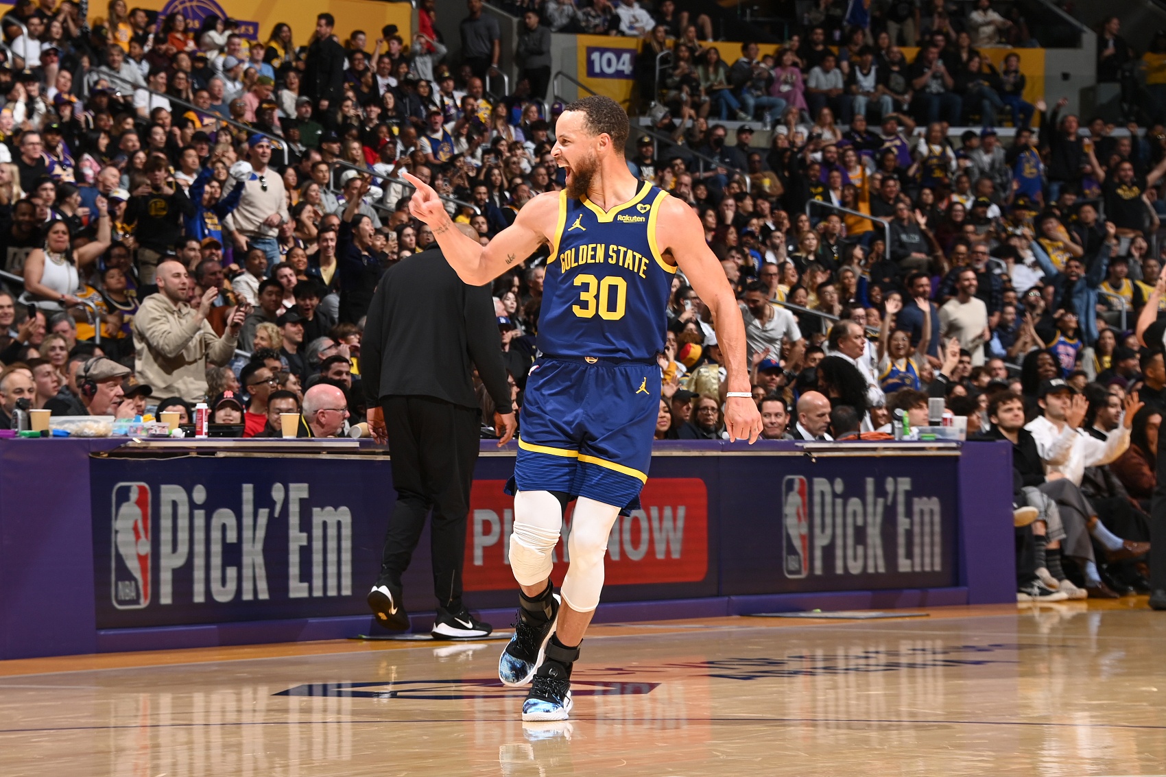 本赛季库里在关键时刻已命中30记三分 历史单赛季最多！