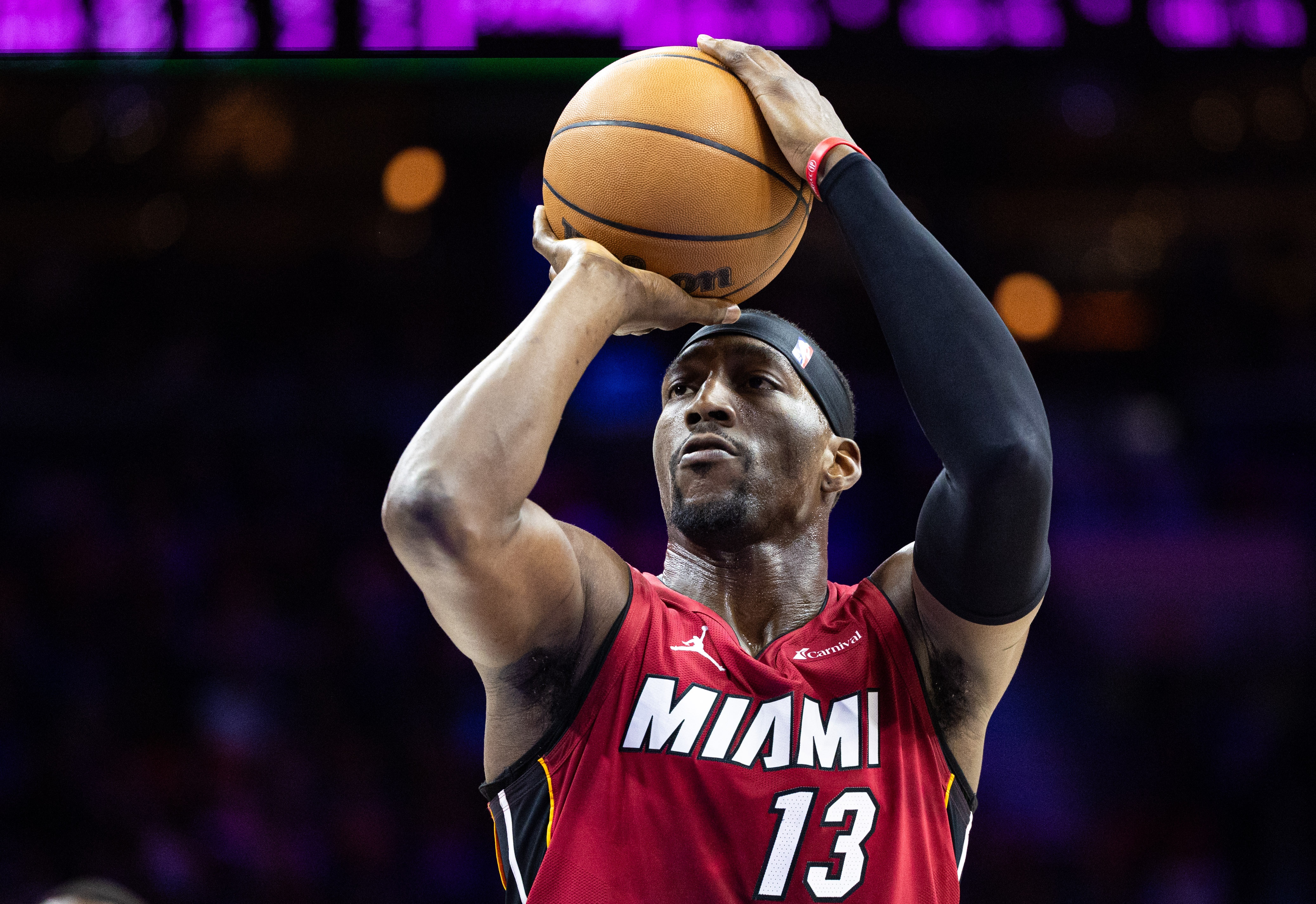 中锋互爆！艾顿首节6中4拿8分3板 阿德巴约5中4得9分3板3助