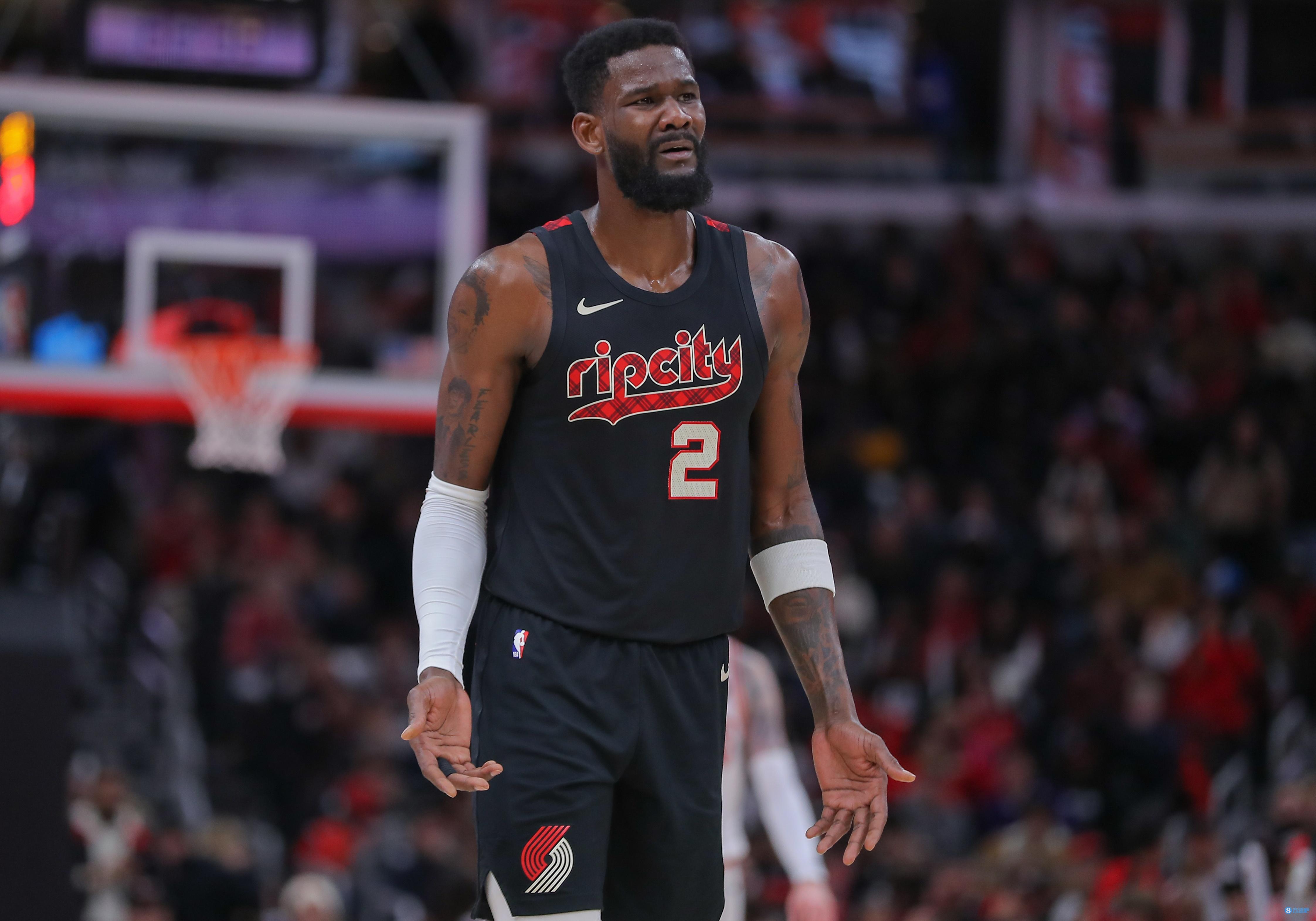 表现不佳！艾顿10中4仅拿8分7板&过去六场20+