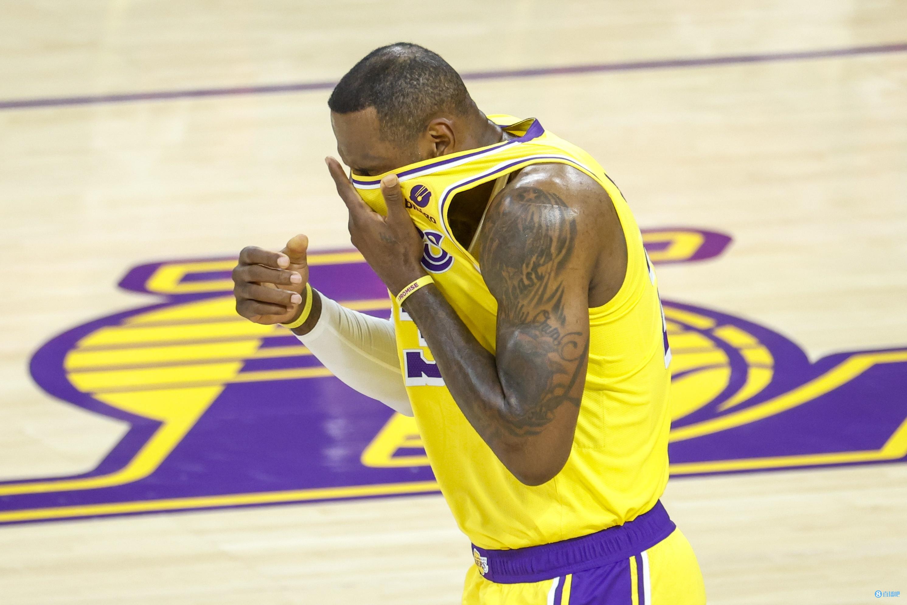 有些随意！詹姆斯半场出现4失误 7中2拿到7分4板4助