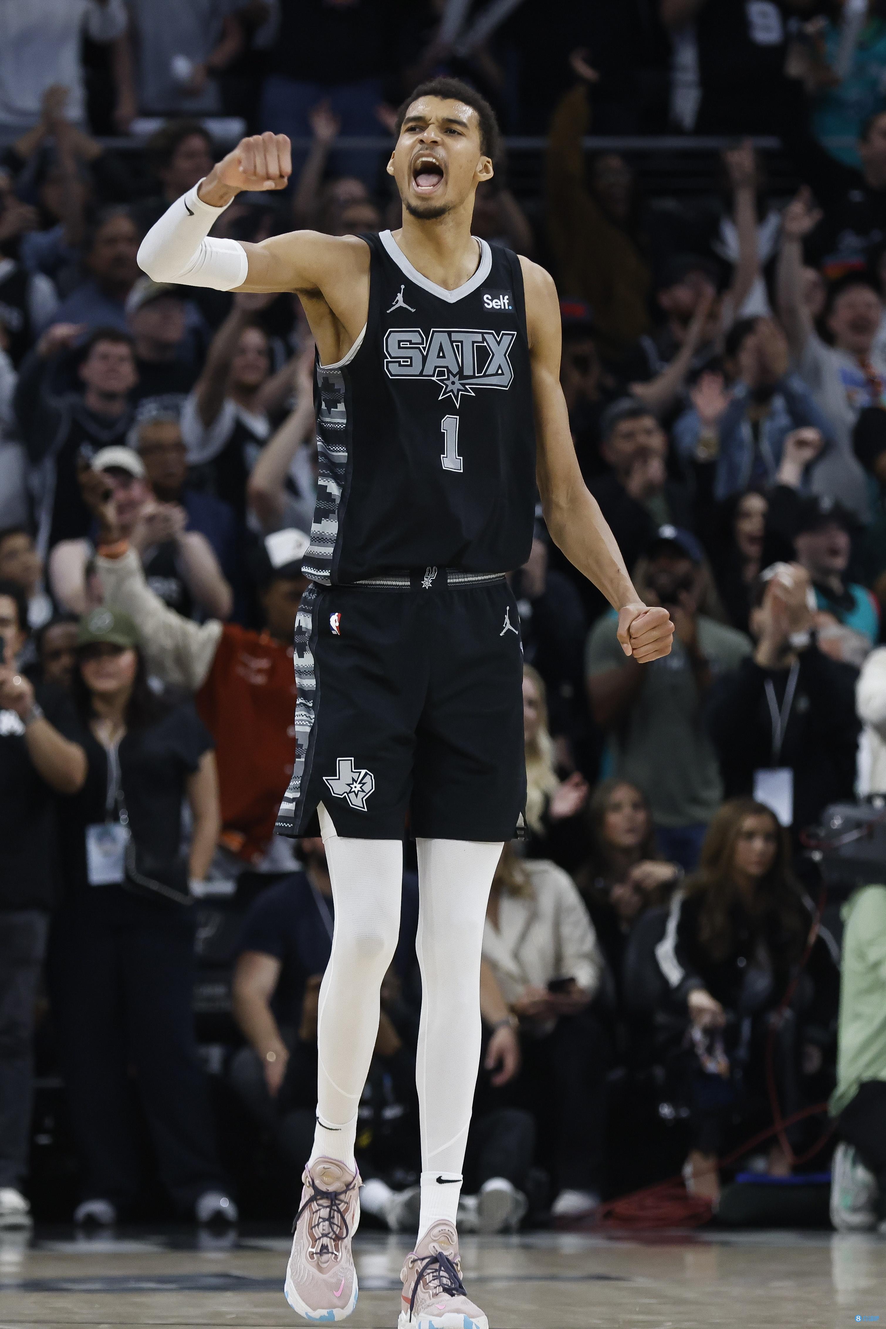 波波：文班在很多方面都进步了 他喜欢打外线&但封盖时他得进去