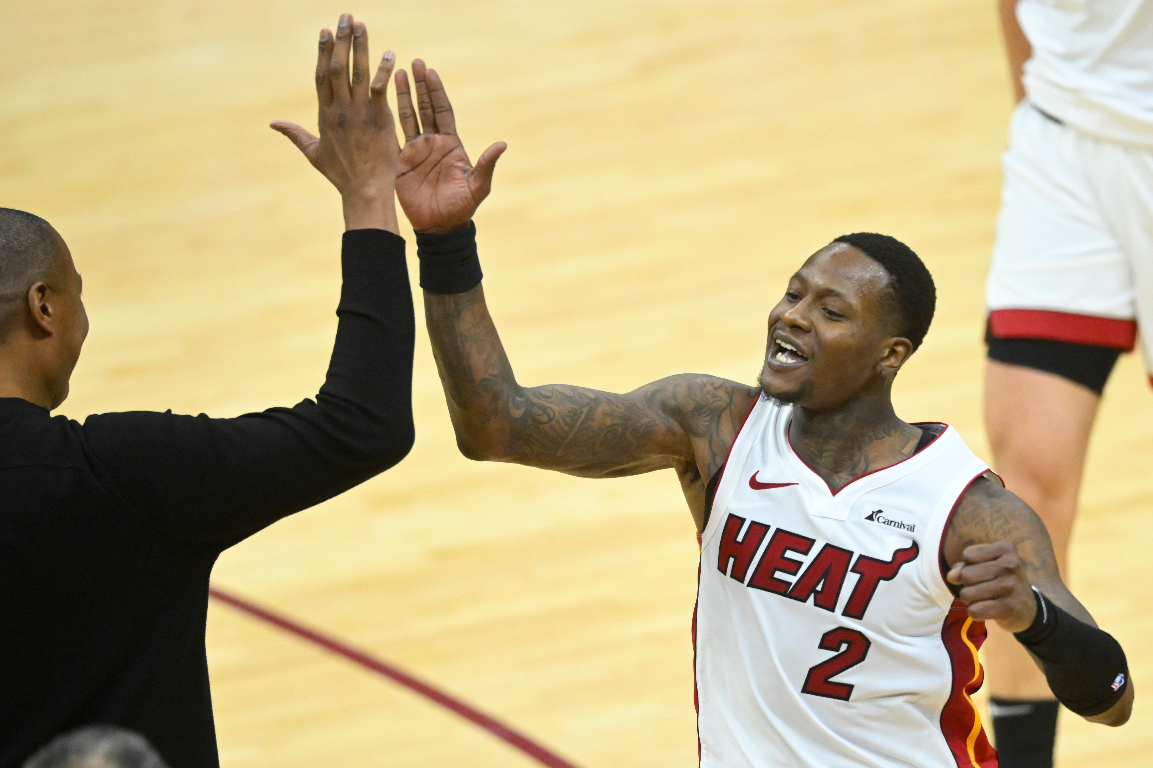 麻了！开拓者半场落后34分&三分15中1命中率仅6.7% 热火19中10