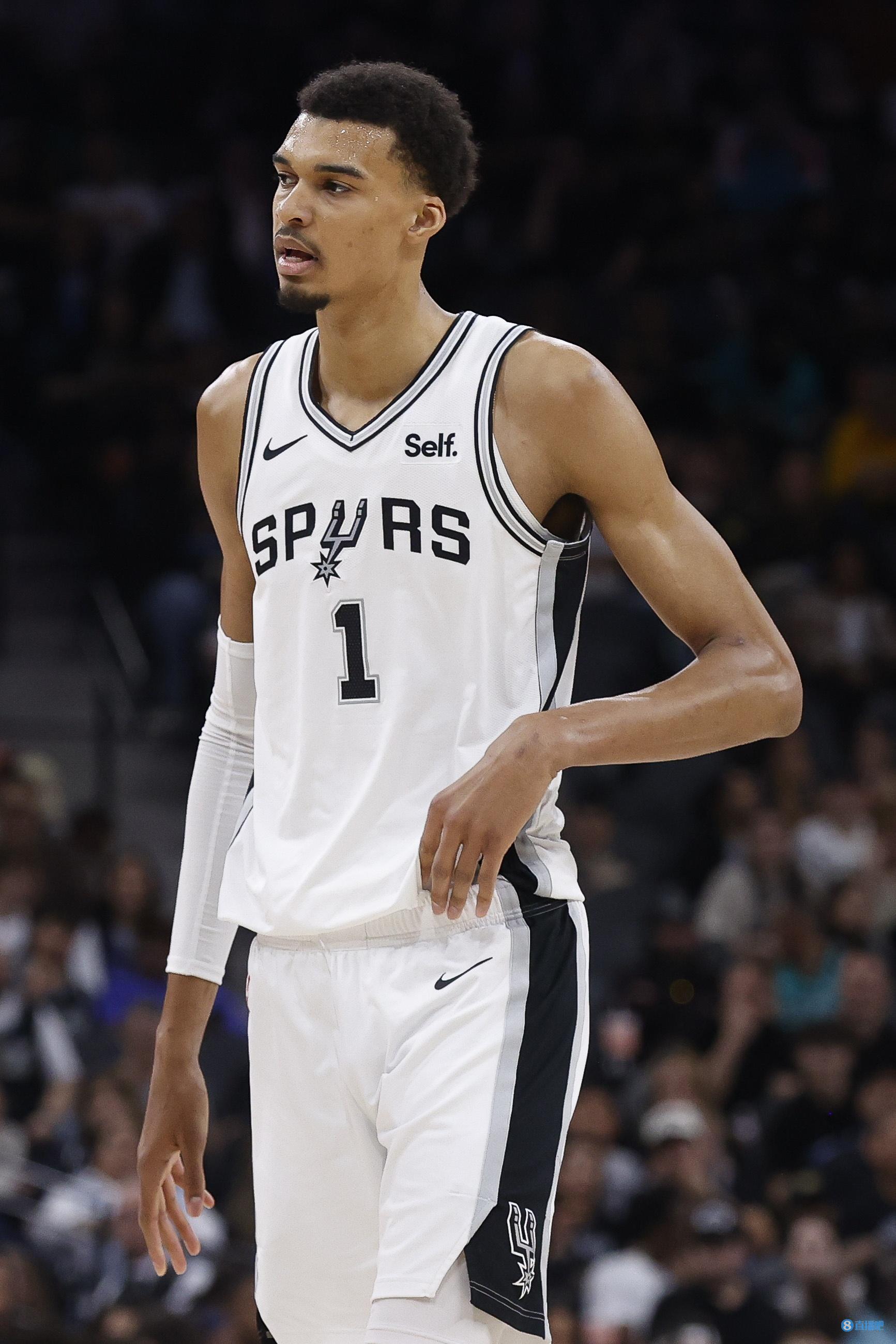 沃格尔：即使举手后发现碰不到文班的肚脐 也必须去尝试防守