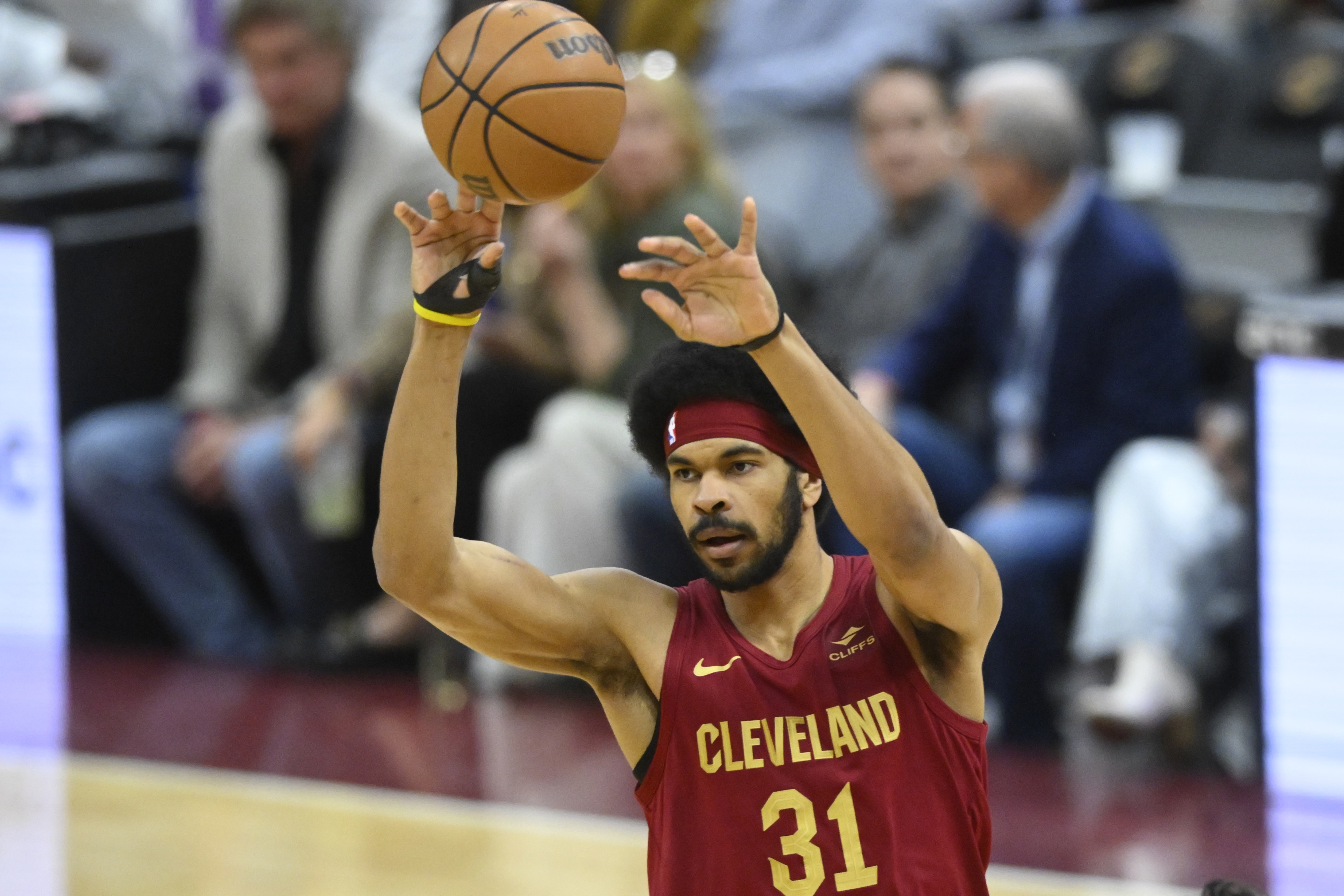 予取予求！阿伦半场9中8拿到19分10篮板 骑士领先20分