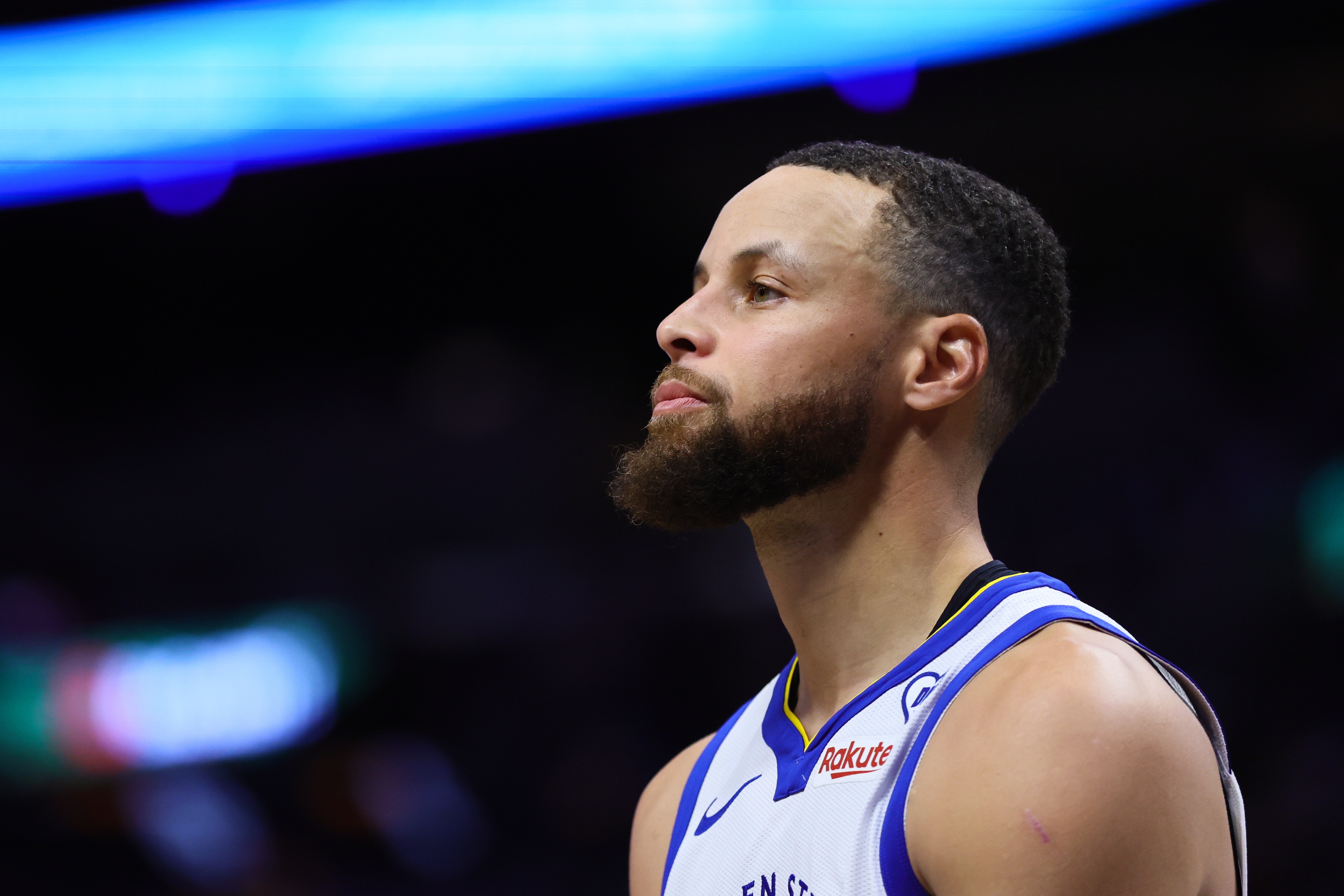 团队作战！首节库里2犯&追梦遭逐 勇士客场仍领先16分