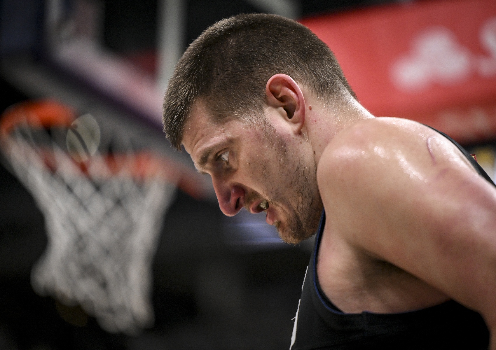 很难受！约基奇半场12投仅4中拿到10分5助 三分3中0