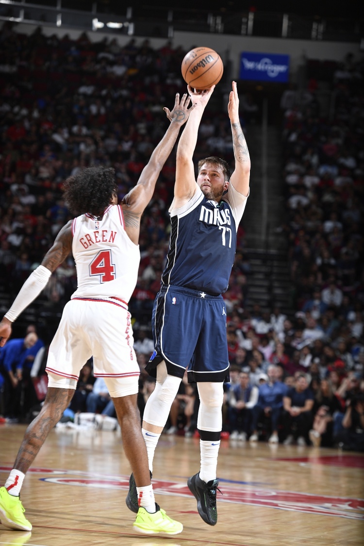 击败火箭加码月最佳东契奇3月32.5+10.1+10.1 独行侠11胜4负