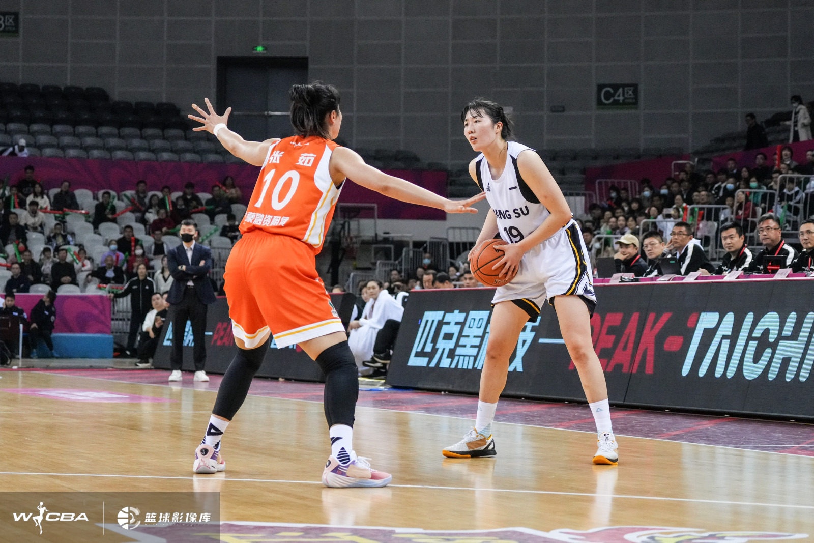 不在状态！罗欣棫手感冰凉 全场10中1&三分3中0仅拿4分 正负值-24